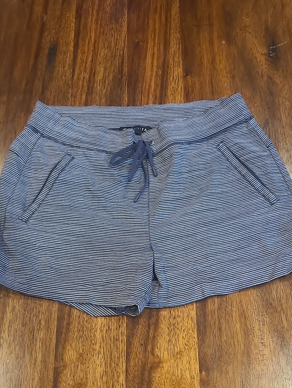 Athleta Metro Slouch Shortie shorts Size Med